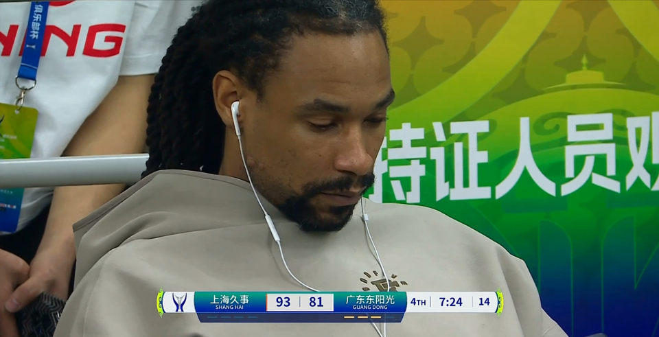 已打完广东最后一场？球队落后，玩手机漠不关心，解说员：不应该